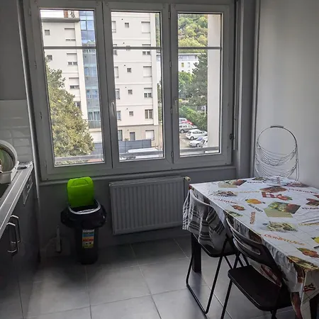 Double Confortable, Au Calme Et Proche Du Centre-ville De בית אירוח